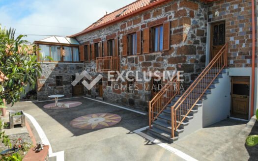 Large renovated traditional Stone House in Prazeres - Raposeira