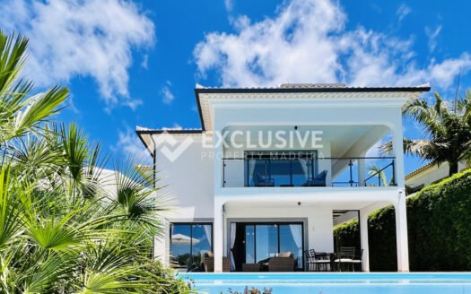 Gelassenheit am Meer: Luxuriöse 3-Schlafzimmer-Villa mit spektakulärem Blick in Estreito da Calheta