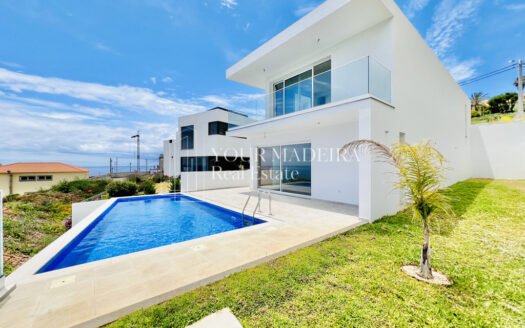 Élégance moderne : Superbe villa de 3 chambres avec piscine et vue spectaculaire sur la mer à Estreito da Calheta, Madère