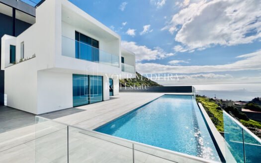 Exquisite Luxury Villa with Infinity Pool and Panoramic Sea Views in Funchal